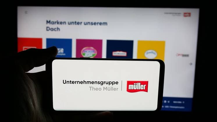 Illustration logos in Germany - 24 Apr 2025 In this photo illustration, a person is holding a cellphone with the logo of dairy company Unternehmensgruppe Theo Mueller on screen in front of webpage. Germany Copyright: xTimonxSchneiderx xSOPAxImagesx TSCHNEIDER_50517 Unternehmensgruppe Theo Mueller P4170752