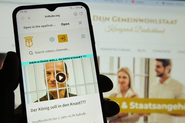 Auf einem Laptop wurde die Website vom sogenannten Königreich Deutschland aufgerufen, das am Dienstag durch Bundesinnenminister Alexander Dobrindt verboten wurde. Davor wurde auf einem Smartphone der Videokanal vom Königreich (Krdtube) mit einem Video vom selbst ernannten Staatsoberhaupt Peter Fitzek aufgerufen. Schnelsen Hamburg *** The website of the so-called Kingdom of Germany, which was banned on Tuesday by Federal Minister of the Interior Alexander Dobrindt, was accessed on a laptop Before that, the video channel of the Kingdom of Krdtube with a video of the self-proclaimed head of state Peter Fitzek was accessed on a smartphone Schnelsen Hamburg