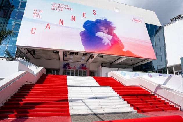 78eme Festival International du Film de Cannes Installation du tapis rouge sur les marches du palais 78th Cannes International Film Festival Red carpet laying on Festivals Palace steps 444061 2025 05 13 sans perso  Copyright: xEstellexCarlierx xStarfacex STAR_444061_001