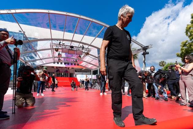 78eme Festival International du Film de Cannes Installation du tapis rouge sur les marches du palais 78th Cannes International Film Festival Red carpet laying on Festivals Palace steps 444061 2025 05 13 sans perso  Copyright: xEstellexCarlierx xStarfacex STAR_444061_012