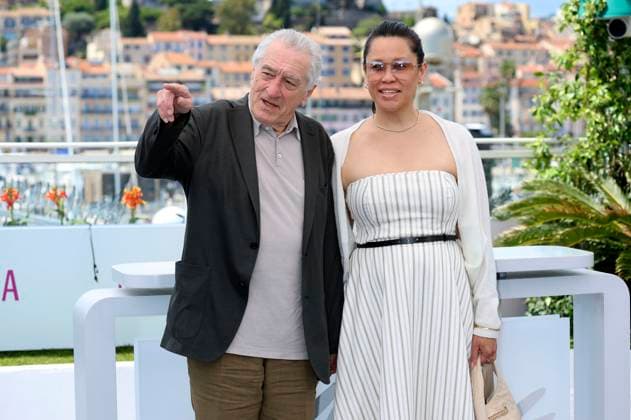 Robert De Niro mit Freundin Tiffany Chen beim Photocall anlässlich der Verleihung der Goldenen Ehrenpalme für sein Lebenswerk auf dem Festival de Cannes 2025 78. Internationale Filmfestspiele von Cannes am Palais des Festivals. Cannes, 13.05.2025