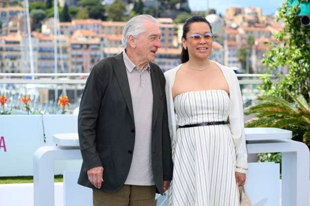 Robert De Niro mit Freundin Tiffany Chen beim Photocall anlässlich der Verleihung der Goldenen Ehrenpalme für sein Lebenswerk auf dem Festival de Cannes 2025 78. Internationale Filmfestspiele von Cannes am Palais des Festivals. Cannes, 13.05.2025