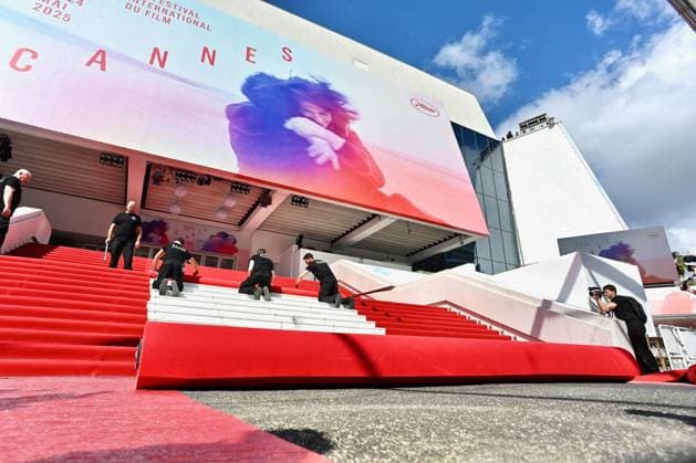 Entertainment Bilder des Tages Cannes - Red Carpet Roll Out Workers prepare the red carpet to be rolled out ahead of the 78th annual Cannes Film Festival on May 13, 2025 in Cannes, France. Photo by Franck Caste ABACAPRESS.COM Cannes France  Copyright: xCastelxFranck ABACAx