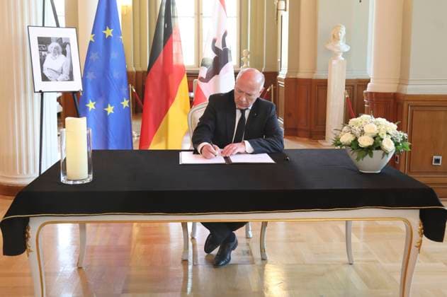 News Themen der Woche KW20 News Bilder des Tages Kai Wegner beim Eintrag in das Kondolenzbuch, das nach dem Tod der Berliner Ehrenbürgerin und Holocaust-Zeitzeugin Margot Friedländer im Roten Rathaus ausgelegt wurde. Berlin, 13.05.2025 *** Kai Wegner making an entry in the book of condolence that was displayed in Berlins Rotes Rathaus following the death of honorary citizen and Holocaust witness Margot Friedländer Berlin, 13 05 2025 Foto:xM.xWehnertx xFuturexImagex kondolenz_5505