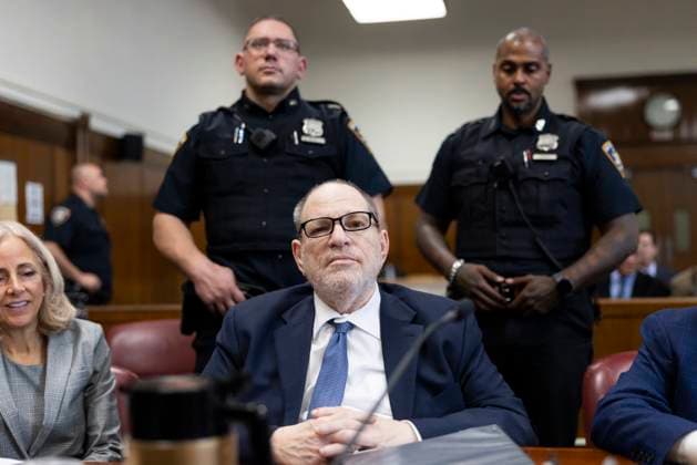 Entertainment Themen der Woche KW20 Entertainment Bilder des Tages Former film producer Harvey Weinstein (C) appears in court with his defense team for his retrial, in which he is facing two counts of criminal sexual act in the first degree and one count of third-degree rape, at Manhattan Criminal Court in New York, New York, on Tuesday, May 13, 2025. Weinstein was convicted of first-degree criminal sexual act and third-degree rape in 2020 and sentenced to 23 years in prison, but the conviction was overturned on appeal in April 2024 and Weinstein is now being retried on the charges.  NYX20250513205 JustinxLane