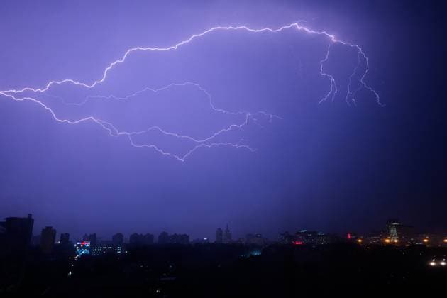 News Themen der Woche KW20 News Bilder des Tages (250513) -- BEIJING, May 13, 2025 -- Lightning bolts appear in the sky during a thunderstorm in Haidian District, Beijing, capital of China, May 13, 2025. Parts of Beijing saw strong winds and thunderstorms on Tuesday. ) CHINA-BEIJING-WEATHER-RAIN-HAILSTORM (CN) HuxJingwen 