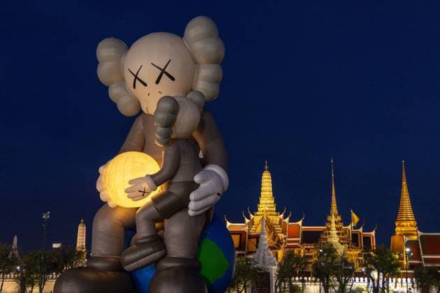 Bilder des Jahres 2025, News 05 Mai News Themen der Woche KW20 KAWS Companion Inflatable Sculpture Installation In Thailand The KAWS: HOLIDAY THAILAND art installation featuring the COMPANION figure created by artist KAWS (Brian Donnelly) is on display at Sanam Luang behind the Grand Palace in Bangkok, Thailand, on May 13, 2025, before traveling around the world. Bangkok Thailand  Copyright: xNattaphonxPhanphongsanonx originalFilename: phanphongsanon-kawscomp250513_npk05.jpg