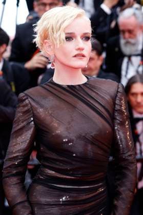 Julia Garner bei der Opening Ceremony mit der Premiere des Kinofilms Partir un jour Leave One Day auf dem Festival de Cannes 2025 78. Internationale Filmfestspiele von Cannes im Palais des Festivals. Cannes, 13.05.2025