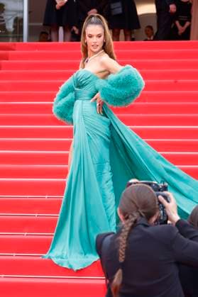 Alessandra Ambrosio bei der Opening Ceremony mit der Premiere des Kinofilms Partir un jour Leave One Day auf dem Festival de Cannes 2025 78. Internationale Filmfestspiele von Cannes im Palais des Festivals. Cannes, 13.05.2025
