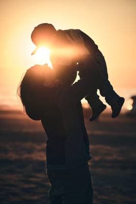 Creative Highlight Symbolbilder Silhouette einer Mutter, die ein kleines Kind am Strand bei Sonnenuntergang in die Luft hält Silhouette of mother holding young kid in the air at beach on sunset. High quality photo (License=RF) ,model released, Symbolfoto Copyright: xZoonar.com FlorianxKundex 23407558 ,model released, Symbolfoto ,property released