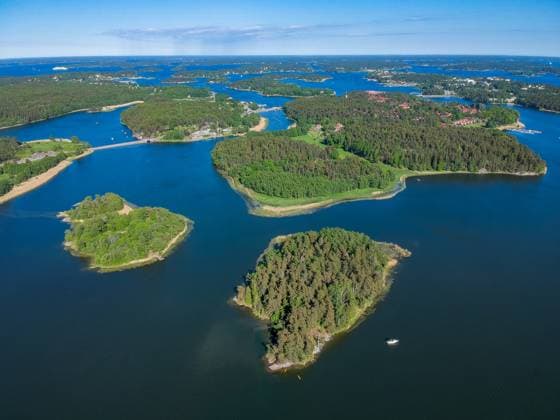 Luftaufnahme des Stockholmer Schärengartens in Schweden Luftaufnahme des Stockholmer Schärengartens in Schweden (License=RF) Copyright: xZoonar.com PeterxMocsonokyx 23399526
