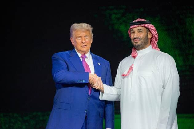 News Themen der Woche KW20 President Donald Trump greets Saudi Crown Prince Mohammed bin Salman during the Saudi-US investment forum at the King Abdul Aziz International Conference Center in Riyadh, Saudi Arabia on Tuesday, May 13, 2025. Saudi Arabia promised billions of dollars in deals with the United States in both defense and artificial intelligence during Trump s first state visit of his second term.  SAU2025051330 SaudixForeignxMinistry