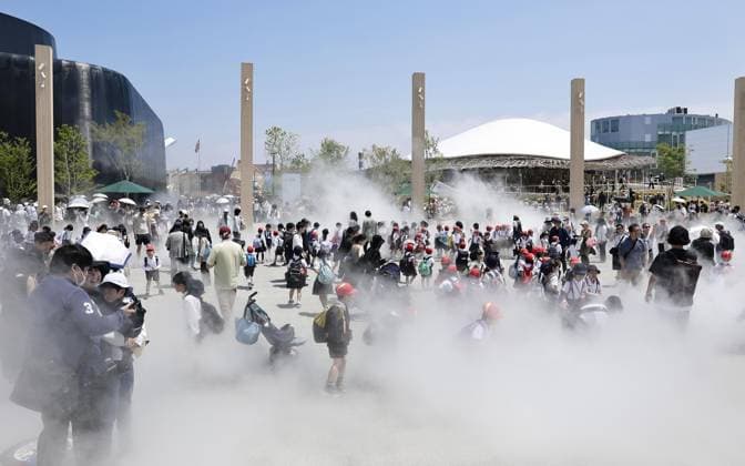 News Themen der Woche KW20 News Bilder des Tages World Exposition in Osaka Visitors stand under mist showers at the World Exposition in Osaka on May 13, 2025.  A14AA0004541494P