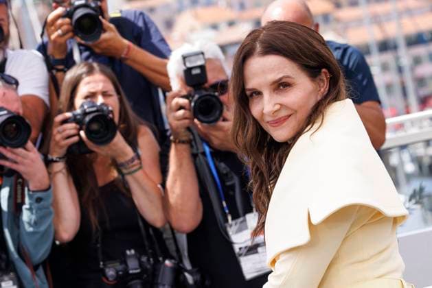 Cannes - Jury Photocall Juliette Binoche poses during the Jury photocall at the 78th annual Cannes Film Festival at Palais des Festivals on May 13, 2025 in Cannes, France. Photo by Anne Barson ABACAPRESS.COM Cannes France  Copyright: xBarsonxAnne ABACAx