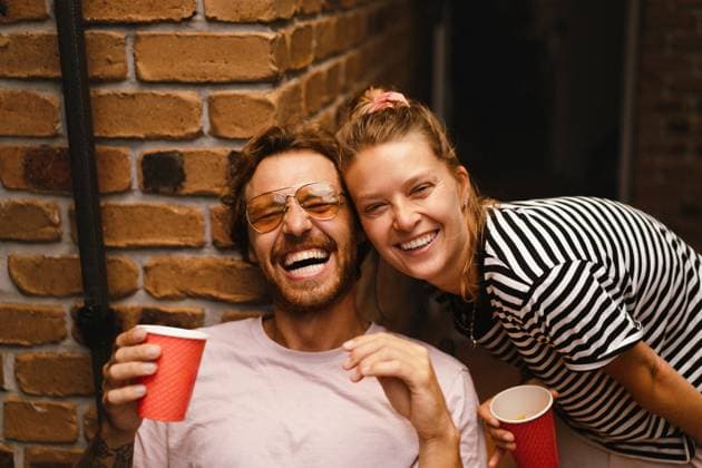 IMAGO Creative, Lifestyle, Feste im Garten #2 Portrait of happy male and female friends posing in back yard at party Sunshine Coast, Queensland, Australia CR_YUKI250512C-1706778-01 ,model released, Symbolfoto