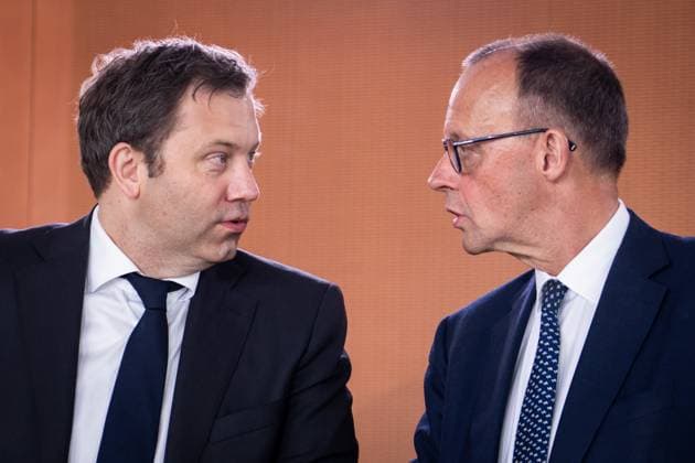 News Themen der Woche KW20 News Bilder des Tages 2. Sitzung des Bundeskabinett Aktuell,14.05.2025 Berlin, Bundeskanzler Friedrich Merz (CDU) blickt zu Lars Klingbeil, Bundesminister der Finanzen, Vizekanzler im Vorfeld der Kabinettssitzung, Sitzung des Bundeskabinett im Bundeskanzleramt in Berlin Berlin Berlin Deutschland *** 2 Meeting of the Federal Cabinet News,14 05 2025 Berlin, Federal Chancellor Friedrich Merz CDU looks at Lars Klingbeil, Federal Minister of Finance, Vice Chancellor in the run-up to the Cabinet meeting, Meeting of the Federal Cabinet in the Federal Chancellery in Berlin Berlin Berlin Germany