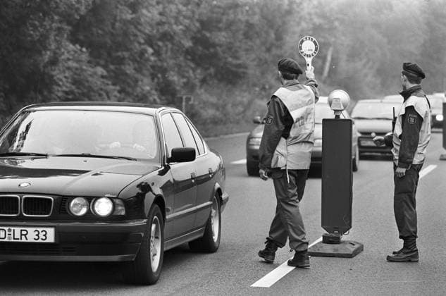 Archivbilder der Woche KW20 Verkehrskontrolle 18.08.1996, Autobahn A4 bei Chemnitz, Polizei führt eine Verkehrskontrolle auf der Autobahn durch Sachsen BRD *** Traffic control 18 08 1996, highway A4 near Chemnitz, police conduct a traffic control on the highway Saxony FRG
