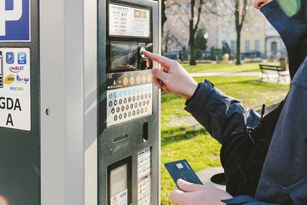 Ein Mann bezahlt das Parken mit einer Kreditkarte mit NFS Technologie. Einfaches Bezahlen. Bezahlvorgang an einem Parkautomaten. Zahlung für das Parken in der Stadt Danzig, Polen 8. Februar 2020 Man pays for parking with a credit card with NFS technology. Easy payment. Process of paying in machine parking terminal. Payment for parking in the City of Gdansk, Poland February 8, 2020 Copyright: imageBROKER ElizavetaxTomashevsk ibxiqx13298889.jpg ,model released, Symbolfoto ,property released