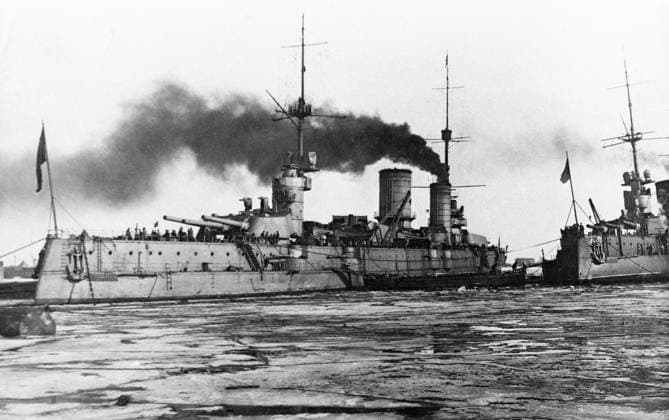 Archivbilder der Woche KW20 BATTLESHIPS MARAT PETROPAVLOVSK 28748 06.06.1943 Marat and Petropavlovsk battleships. RIA Novosti Sputnik Leningrad region Russia  Copyright: xRIAxNovostix