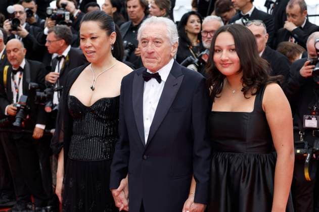 Robert De Niro mit Freundin Tiffany Chen und Tochter Helen Grace De Niro bei der Opening Ceremony mit der Premiere des Kinofilms Partir un jour Leave One Day auf dem Festival de Cannes 2025 78. Internationale Filmfestspiele von Cannes im Palais des Festivals. Cannes, 13.05.2025