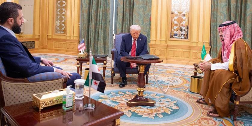 News Themen der Woche KW20 News Bilder des Tages Saudi Crown Prince, Mohammed bin Salman, and US President, Donald Trump, meet with the Syrian president Ahmad Al-Sharaa Saudi Crown Prince, Mohammed bin Salman, and US President, Donald Trump, meet with the Syrian president Ahmad Al-Sharaa, in Riyadh, Saudi Arabia. Photo by Saudi Press Agency Riyadh Riyadh Saudi Arabia 140525_Saudi_Arabia_SPA_00(3) Copyright: xapaimagesxSaudixPressxAgencyx xapaimagesx
