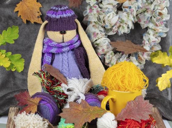 Der gestrickte lilafarbene Spielzeughase sitzt in einem Gewirr von Fäden und Herbstfarben The knitted purple toy rabbit sits in a tangle of threads and autumn colours Copyright: imageBROKER LazarenkaxSviatlana ibxiqx13310492.jpg ,model released, Symbolfoto ,property released