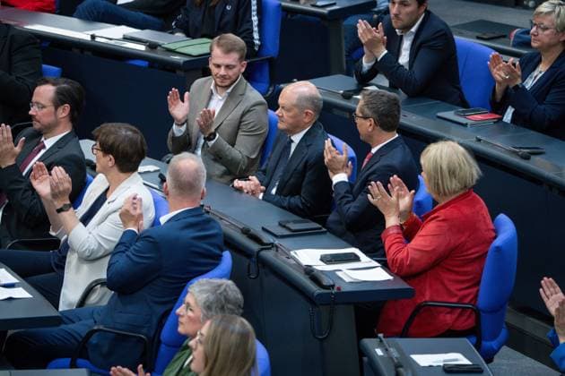 News Themen der Woche KW20 News Bilder des Tages Deutscher Bundestag, 3. Plenarsitzung Der Bundeskanzler dankt bei seiner Regierungserklaerung Olaf Scholz (SPD) fuer seine Arbeit. Im Plenum bei der Regierungserklaerung bei der 3. Sitzung des Deutschen Bundestag in Berlin, 14.05.2025 Berlin Berlin Deutschland *** German Bundestag, 3rd plenary session The Federal Chancellor thanks Olaf Scholz SPD for his work during his government statement In the plenary during the government statement at the 3rd session of the German Bundestag in Berlin, 14 05 2025 Berlin Berlin Germany