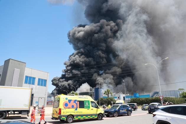 News Themen der Woche KW20 News Bilder des Tages Fire in a factory in Alcalá de Guadaíra, Seville Smoke column from the place where the accident has occurred A 14 MAY 2025 in Alcalá de Guadaira, Seville Andalusia, Spain A fire has started in a chemical products warehouse located in the industrial park La Red, in Alcalá de Guadaíra According to the first information from the emergency service 112, which was sent to the scene, the fire department is working to control the fire and prevent it from spreading to other nearby areas 14 MAY 2025 Rocí Sevilla, Andalucia Sevilla, Andalucia Espana  Copyright: xRocioxRuzx 6718986