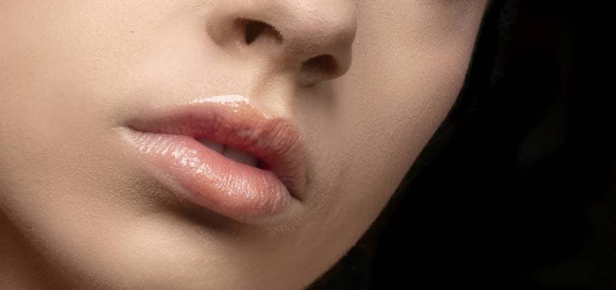 Beauty Mode Frau Lippen mit natürlichen beige Farbe Make up. Matte Lippenstift. Nackte Farben Beauty fashion woman lips with natural beige colour make up. Matte lipstick. Nude colours Copyright: imageBROKER SviatlanaxLazarenka ibxiqx13312674.jpg ,model released, Symbolfoto ,property released