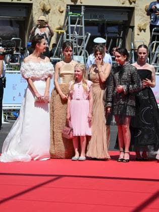 Cannes, 78th Cannes Film Festival 2025 - day 2 - red carpet of Sound Of Falling Cannes, 78th Cannes Film Festival 2025 - day 2 - red carpet of Sound Of Falling In the picture: Luise Heyer, Lea Drinda, Hanna Heckt, Lena Urzendowsky and Susanne Wüst Cannes France  Copyright: xIPA ABACAx
