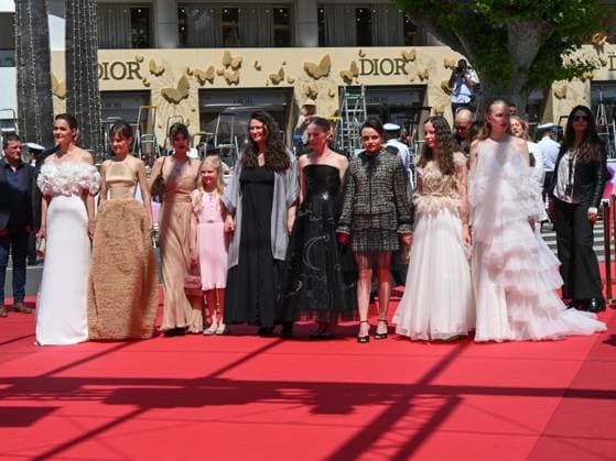 Cannes, 78th Cannes Film Festival 2025 - day 2 - red carpet of Sound Of Falling Cannes, 78th Cannes Film Festival 2025 - day 2 - red carpet of Sound Of Falling In the picture: Luise Heyer, Lea Drinda, Hanna Heckt, Lena Urzendowsky and Susanne Wüst Cannes France  Copyright: xIPA ABACAx
