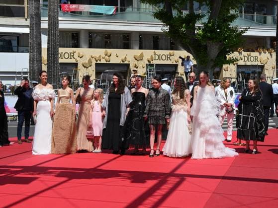 Cannes, 78th Cannes Film Festival 2025 - day 2 - red carpet of Sound Of Falling Cannes, 78th Cannes Film Festival 2025 - day 2 - red carpet of Sound Of Falling In the picture: Luise Heyer, Lea Drinda, Hanna Heckt, Lena Urzendowsky and Susanne Wüst Cannes France  Copyright: xIPA ABACAx