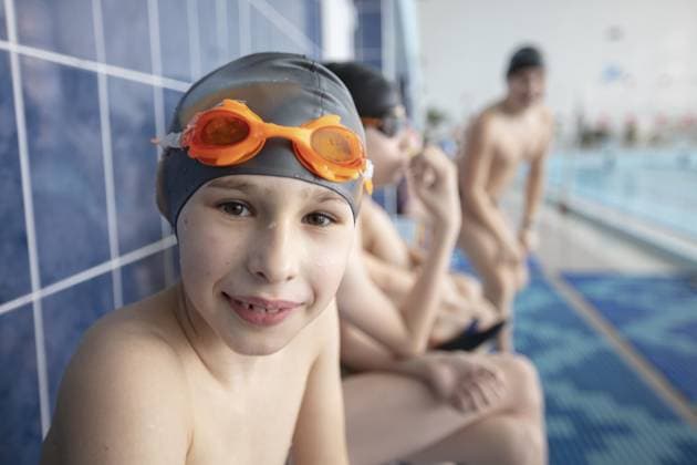 Creative Highlight Symbolbilder Belarus, die Stadt Gomel, 10. März 2021. Schulschwimmbad. Ein Junge mit einer Badekappe schaut in die Kamera Belarus, the city of Gomel, 10 March 2021. School swimming pool. A boy with a swimming cap looks into the camera, Europe Copyright: imageBROKER LazarenkaxSviatlana ibxiqx13313724.jpg ,model released, Symbolfoto ,property released