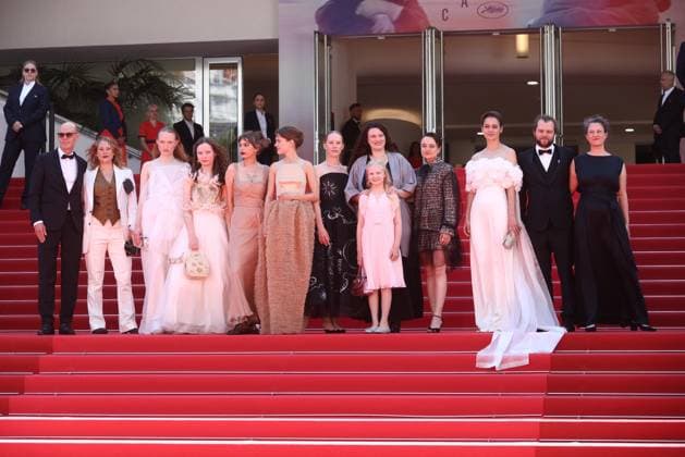 Cannes Sound Of Falling Screening JD Lucas Schmidt, Maren Schmitt, Luzia Oppermann, Laeni Geiseler, guest, Susanne Wüst, Hanna Heckt, Mascha Schilinski, Lena Urzendowsky, Lea Drinda, Luise Heyer, Louise Peters and Fabian Gamper walking the red carpet ahead of the screening of Sound of Falling, presented in Competition, Cannes, France on May 14, 2025 as part of the 78th Cannes Film Festival. Jerome Domine ABACAPRESS.COM Cannes France Copyright: xDominexJerome ABACAx