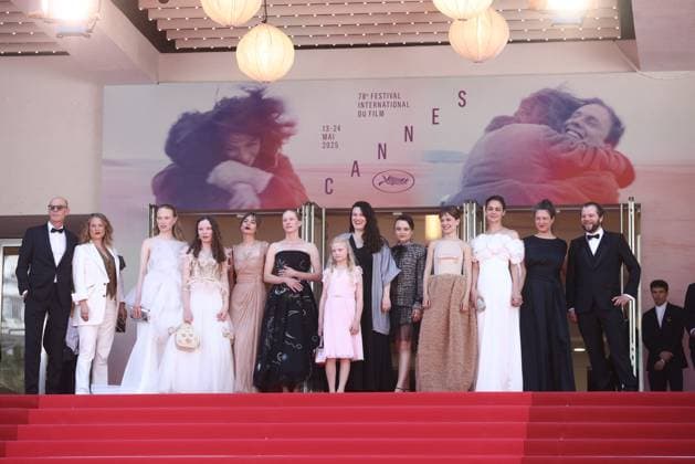 Cannes Sound Of Falling Screening JD Lucas Schmidt, Maren Schmitt, Luzia Oppermann, Laeni Geiseler, guest, Susanne Wüst, Hanna Heckt, Mascha Schilinski, Lena Urzendowsky, Lea Drinda, Luise Heyer, Louise Peters and Fabian Gamper walking the red carpet ahead of the screening of Sound of Falling, presented in Competition, Cannes, France on May 14, 2025 as part of the 78th Cannes Film Festival. Jerome Domine ABACAPRESS.COM Cannes France Copyright: xDominexJerome ABACAx