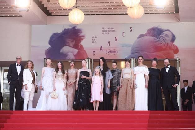 Cannes Sound Of Falling Screening JD Lucas Schmidt, Maren Schmitt, Luzia Oppermann, Laeni Geiseler, guest, Susanne Wüst, Hanna Heckt, Mascha Schilinski, Lena Urzendowsky, Lea Drinda, Luise Heyer, Louise Peters and Fabian Gamper walking the red carpet ahead of the screening of Sound of Falling, presented in Competition, Cannes, France on May 14, 2025 as part of the 78th Cannes Film Festival. Jerome Domine ABACAPRESS.COM Cannes France Copyright: xDominexJerome ABACAx