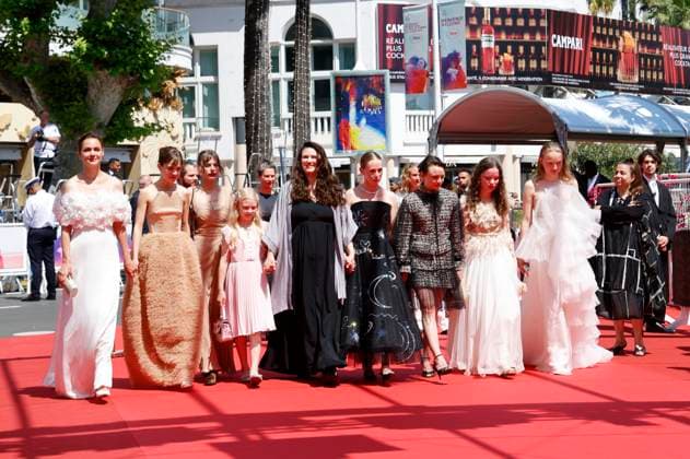 Luise Heyer, Lea Drinda, Gast, Mascha Schilinski, Hanna Heckt, Susanne Wuest, Lena Urzendowsky, Laeni Geiseler und Luzia Oppermann bei der Premiere des Kinofilms Sound of Falling auf dem Festival de Cannes 2025 78. Internationale Filmfestspiele von Cannes im Palais des Festivals. Cannes, 14.05.2025