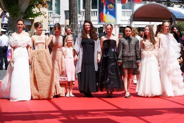 Luise Heyer, Lea Drinda, Gast, Mascha Schilinski, Hanna Heckt, Susanne Wuest, Lena Urzendowsky, Laeni Geiseler und Luzia Oppermann bei der Premiere des Kinofilms Sound of Falling auf dem Festival de Cannes 2025 78. Internationale Filmfestspiele von Cannes im Palais des Festivals. Cannes, 14.05.2025