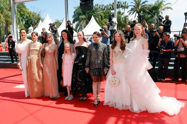 Luise Heyer, Lea Drinda, Guest, Mascha Schilinski, Hanna Heckt, Susanne Wuest, Lena Urzendowsky, Laeni Geiseler und Luzia Oppermann bei der Premiere des Kinofilms Sound of Falling auf dem Festival de Cannes 2025 78. Internationale Filmfestspiele von Cannes im Palais des Festivals. Cannes, 14.05.2025
