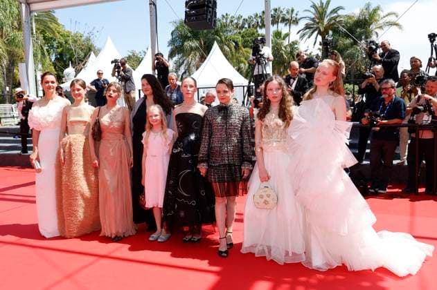 Luise Heyer, Lea Drinda, Guest, Mascha Schilinski, Hanna Heckt, Susanne Wuest, Lena Urzendowsky, Laeni Geiseler und Luzia Oppermann bei der Premiere des Kinofilms Sound of Falling auf dem Festival de Cannes 2025 78. Internationale Filmfestspiele von Cannes im Palais des Festivals. Cannes, 14.05.2025