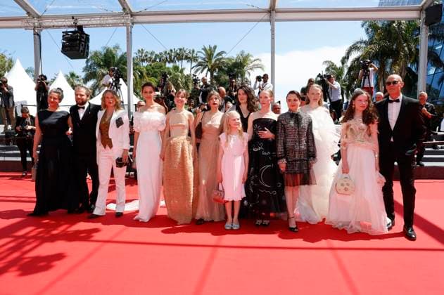 Louise Peters, Fabian Gamper, Maren Schmitt, Luise Heyer, Lea Drinda, Gast, Mascha Schilinski, Hanna Heckt, Susanne Wuest, Lena Urzendowsky, Laeni Geiseler und Lucas Schmidt bei der Premiere des Kinofilms Sound of Falling auf dem Festival de Cannes 2025 78. Internationale Filmfestspiele von Cannes im Palais des Festivals. Cannes, 14.05.2025