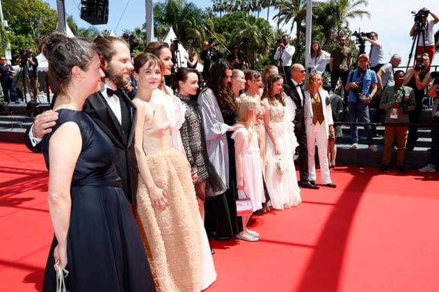 Louise Peters, Fabian Gamper, Luise Heyer, Lea Drinda, Gast, Mascha Schilinski, Hanna Heckt, Susanne Wuest, Lena Urzendowsky, Laeni Geiseler, Lucas Schmidt und Maren Schmitt bei der Premiere des Kinofilms Sound of Falling auf dem Festival de Cannes 2025 78. Internationale Filmfestspiele von Cannes im Palais des Festivals. Cannes, 14.05.2025