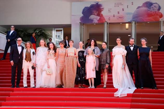 Lucas Schmidt, Maren Schmitt, Luzia Oppermann, Laeni Geiseler, Gast, Susanne Wuest, Hanna Heckt, Mascha Schilinski, Lena Urzendowsky, Lea Drinda, Luise Heyer, Fabian Gamper und Louise Peters bei der Premiere des Kinofilms Sound of Falling auf dem Festival de Cannes 2025 78. Internationale Filmfestspiele von Cannes im Palais des Festivals. Cannes, 14.05.2025