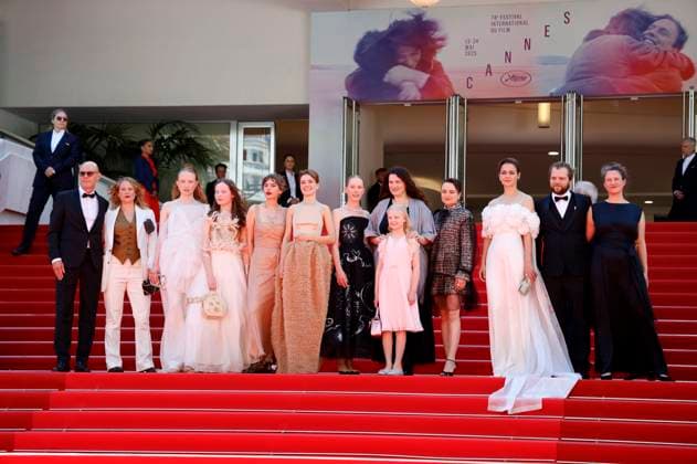 Lucas Schmidt, Maren Schmitt, Luzia Oppermann, Laeni Geiseler, Gast, Susanne Wuest, Hanna Heckt, Mascha Schilinski, Lena Urzendowsky, Lea Drinda, Luise Heyer, Fabian Gamper und Louise Peters bei der Premiere des Kinofilms Sound of Falling auf dem Festival de Cannes 2025 78. Internationale Filmfestspiele von Cannes im Palais des Festivals. Cannes, 14.05.2025