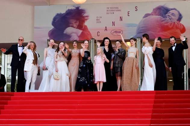 Lucas Schmidt, Maren Schmitt, Luzia Oppermann, Laeni Geiseler, Gast, Susanne Wuest, Hanna Heckt, Mascha Schilinski, Lena Urzendowsky, Lea Drinda, Luise Heyer, Louise Peters und Fabian Gamper bei der Premiere des Kinofilms Sound of Falling auf dem Festival de Cannes 2025 78. Internationale Filmfestspiele von Cannes im Palais des Festivals. Cannes, 14.05.2025