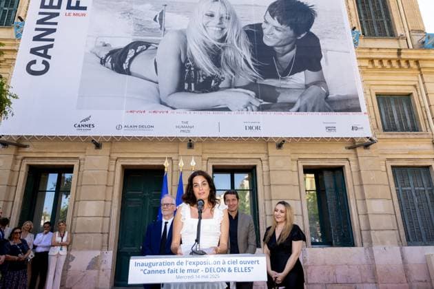 David Lisnard, Anouchka Delon and Thierry Frémaux at the inauguration of the 21st edition of the exhibition Cannes fait le mur Theme 2025 DELON ELLES at the 78th Cannes International Film Festival David Lisnard, Mayor of Cannes, Anouchka Delon, daughter of Alain Delon, Thierry Frémaux, General Delegate of the Cannes Film Festival and Rosalie Mann, founding president of The Human Prize, at the inauguration of the 21st edition of the exhibition Cannes fait le mur Theme 2025 DELON ELLES during the 78th Cannes International Film Festival, at Hôtel de Ville, 1 place Bernard Cornut Gentille, Cannes, France, May 14, 2025 From May 13 to June 13, 2025, as part of the 21st edition of Cannes fait le Mur , Cannes Town Hall, in partnership with th Copyright: xJACOVIDES-MOREAUx xBESTIMAGExJACOVIDES-MOREAUx xBESTIMAGEx