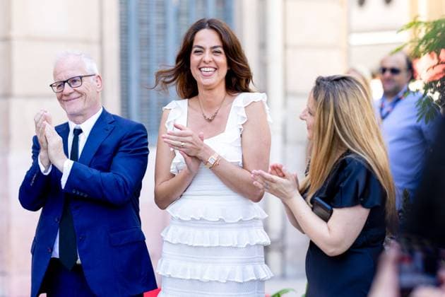 David Lisnard, Anouchka Delon and Thierry Frémaux at the inauguration of the 21st edition of the exhibition Cannes fait le mur Theme 2025 DELON ELLES at the 78th Cannes International Film Festival David Lisnard, Mayor of Cannes, Anouchka Delon, daughter of Alain Delon, Thierry Frémaux, General Delegate of the Cannes Film Festival and Rosalie Mann, founding president of The Human Prize, at the inauguration of the 21st edition of the exhibition Cannes fait le mur Theme 2025 DELON ELLES during the 78th Cannes International Film Festival, at Hôtel de Ville, 1 place Bernard Cornut Gentille, Cannes, France, May 14, 2025 From May 13 to June 13, 2025, as part of the 21st edition of Cannes fait le Mur , Cannes Town Hall, in partnership with th Copyright: xJACOVIDES-MOREAUx xBESTIMAGExJACOVIDES-MOREAUx xBESTIMAGEx