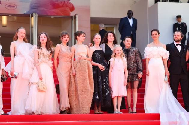 J Montée des marches du film Sound of salling lors du 78ème Festival International du Film de Cannes Luzia Oppermann, Laeni Geiseler, guest, Lea Drinda, Susanne Wüst, Hanna Heckt, Mascha Schilinski, Lena Urzendowsky, Luise Heyer, Fabian Gamper Montée des marches du film Sound of salling lors du 78ème Festival International du Film de Cannes, au Palais des Festivals à Cannes On may 14th 2025 Jacovides Moreau Bestimage Red carpet for the movie Sound of falling during the 78th Cannes International Film Festival at the Palais des Festivals in Cannes, France On may 14th 2025 Cannes France Copyright: xJACOVIDES-MOREAUx xBESTIMAGExJACOVIDES-MOREAUx xBESTIMAGEx