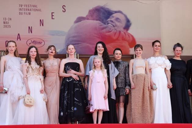J Montée des marches du film Sound of salling lors du 78ème Festival International du Film de Cannes Luzia Oppermann, Laeni Geiseler, guest, Lea Drinda, Susanne Wüst, Hanna Heckt, Mascha Schilinski, Lena Urzendowsky, Luise Heyer, Louise Peters Montée des marches du film Sound of salling lors du 78ème Festival International du Film de Cannes, au Palais des Festivals à Cannes On may 14th 2025 Jacovides Moreau Bestimage Red carpet for the movie Sound of falling during the 78th Cannes International Film Festival at the Palais des Festivals in Cannes, France On may 14th 2025 Cannes France Copyright: xJACOVIDES-MOREAUx xBESTIMAGExJACOVIDES-MOREAUx xBESTIMAGEx