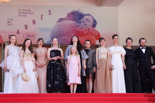 J Montée des marches du film Sound of salling lors du 78ème Festival International du Film de Cannes Luzia Oppermann, Laeni Geiseler, guest, Lea Drinda, Susanne Wüst, Hanna Heckt, Mascha Schilinski, Lena Urzendowsky, Luise Heyer, Louise Peters, Fabian Gamper Montée des marches du film Sound of salling lors du 78ème Festival International du Film de Cannes, au Palais des Festivals à Cannes On may 14th 2025 Jacovides Moreau Bestimage Red carpet for the movie Sound of falling during the 78th Cannes International Film Festival at the Palais des Festivals in Cannes, France On may 14th 2025 Cannes France Copyright: xJACOVIDES-MOREAUx xBESTIMAGExJACOVIDES-MOREAUx xBESTIMAGEx